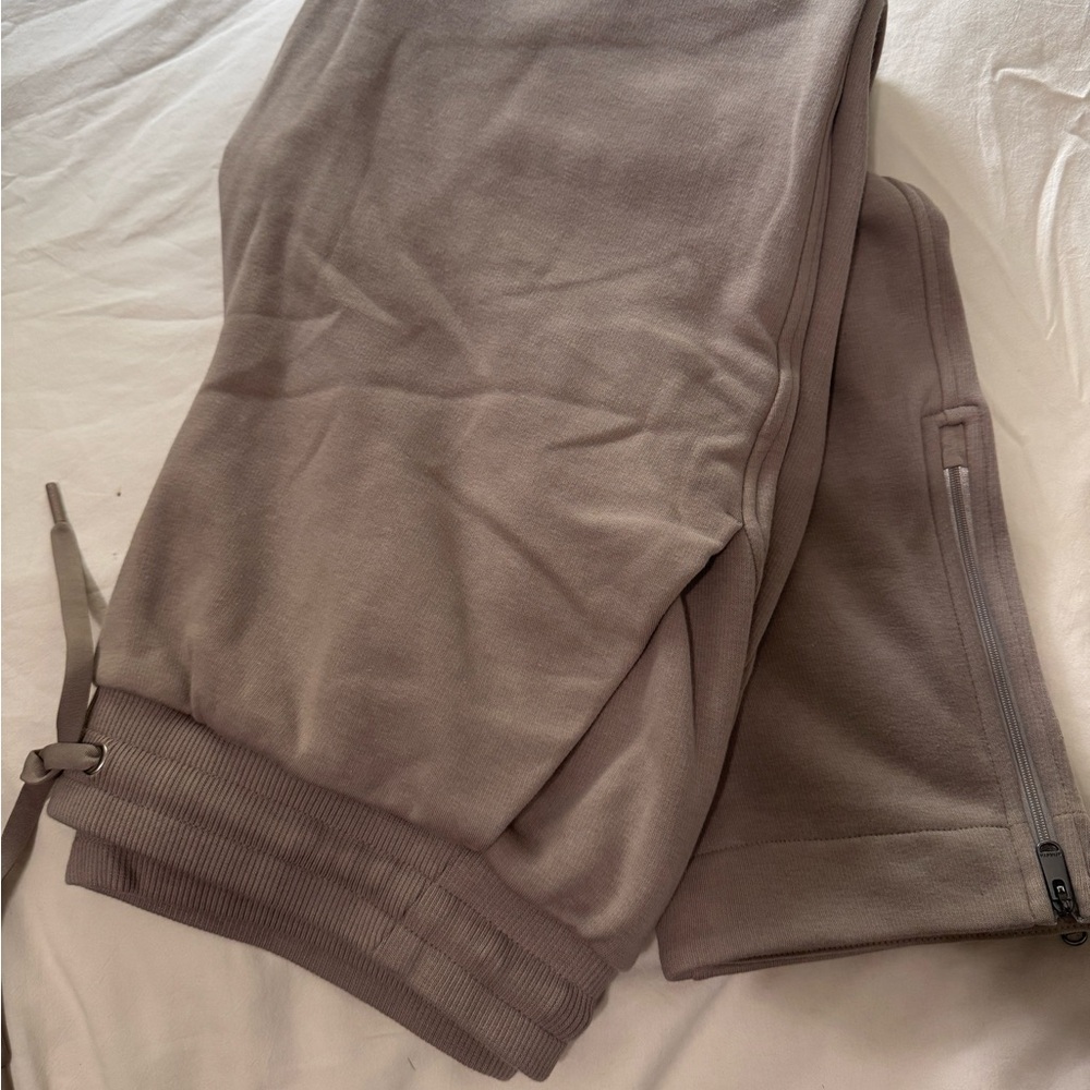 Athleta Pyrite sweatpants with zip ankle